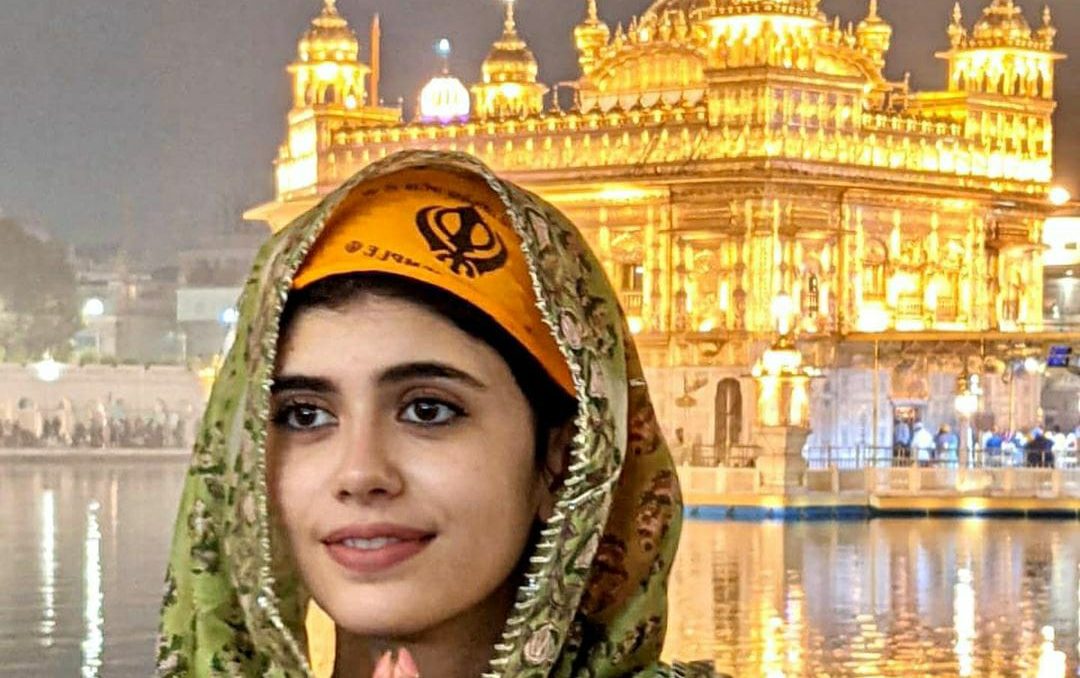On the pious day of Guru Purab, Sanjana Sanghi visited Golden Temple!