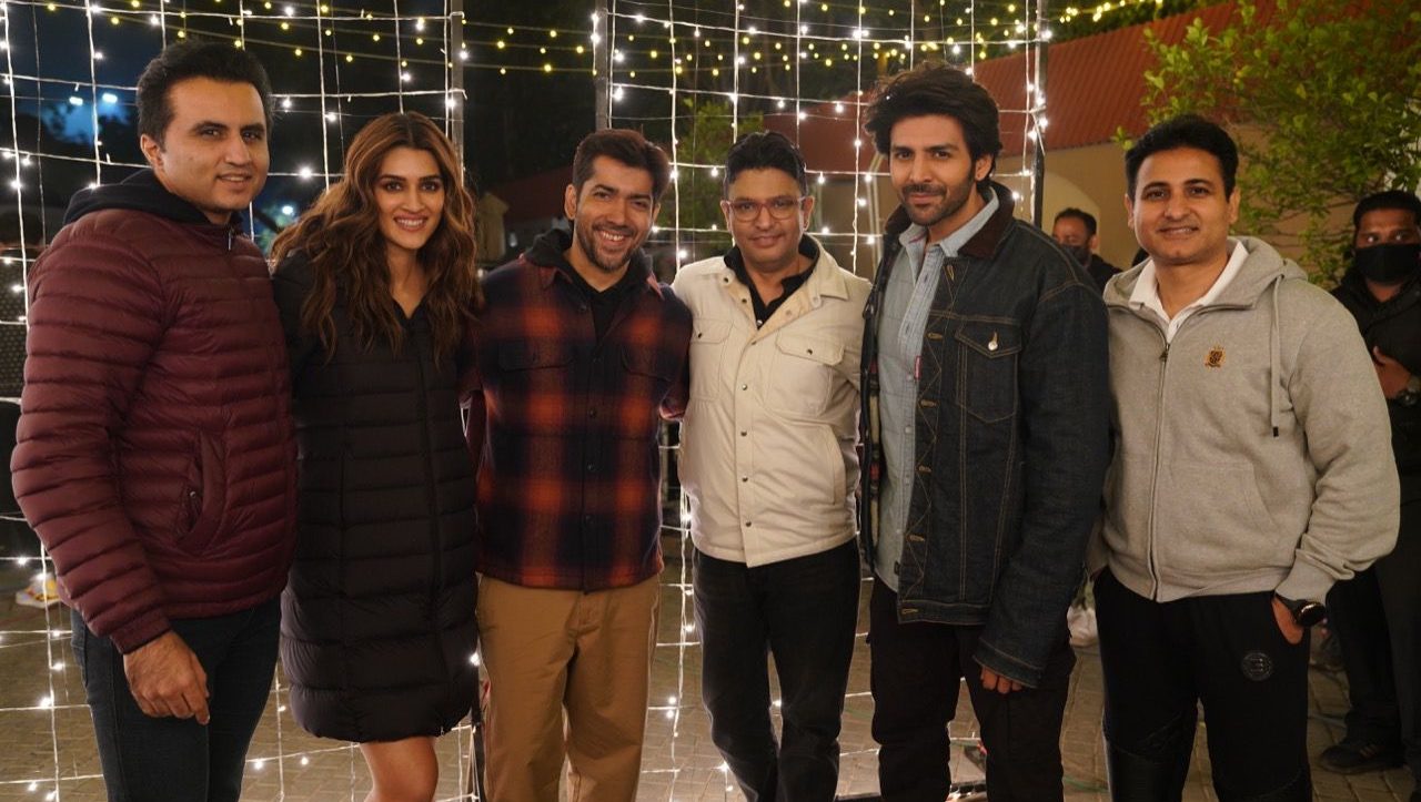 The entire team of ‘Shehzada has been shooting in extreme weather conditions in #Delhi’!