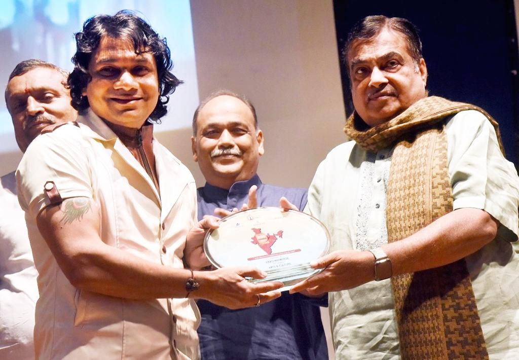 Virag Madhumalati receives Global Nagpur Award at the hands of Union Minister Hon. Shri Nitin Gadkari!
