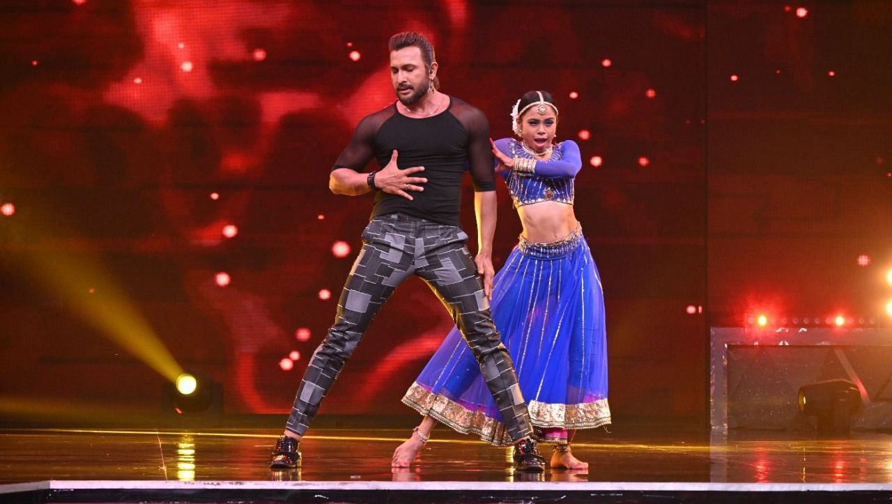 Dr T shakes leg with IBD2’s contestant Roza Rana!