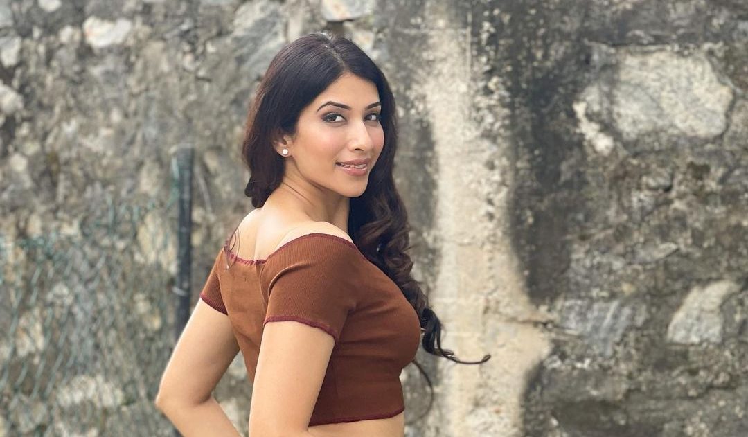 Elakshi Gupta gives fans a glimpse of her dubbing session from her upcoming movie!