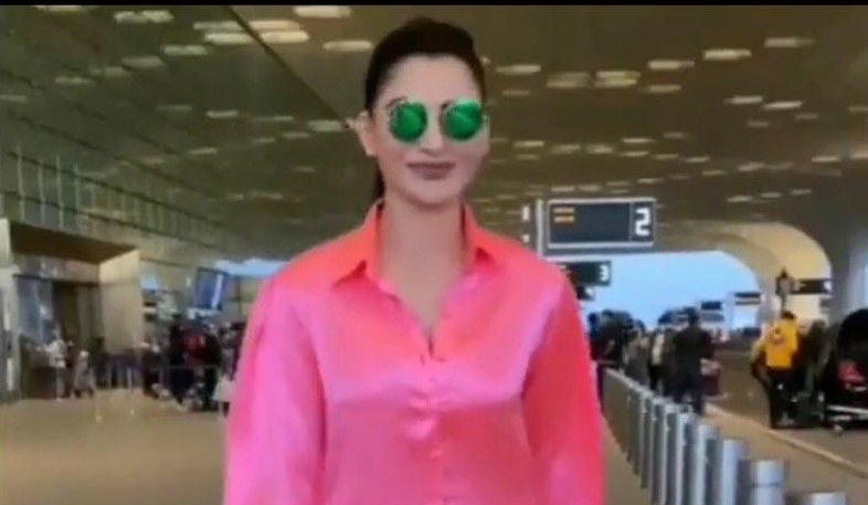 Urvashi Rautela establishes a new fashion trend by making a fashion sleepwear street style at the airport!