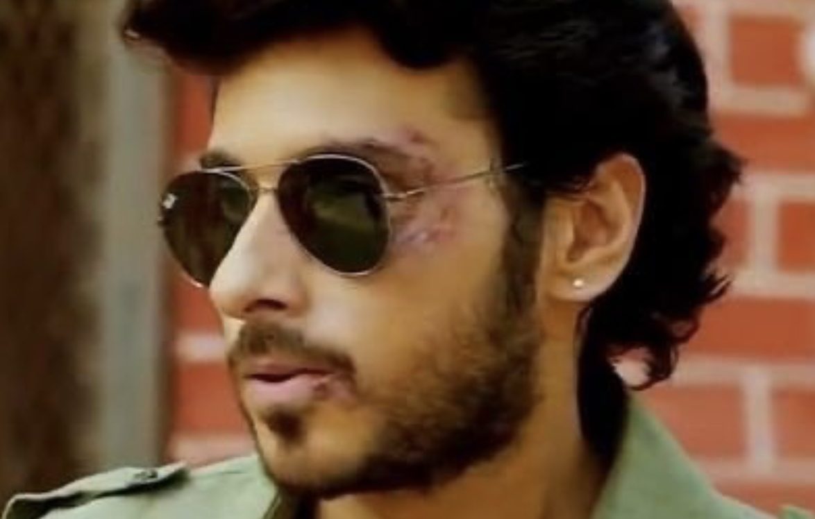 Mirzapur star Divyenndu says to Ali Fazal, “Style kam nahin hona chahiye”!