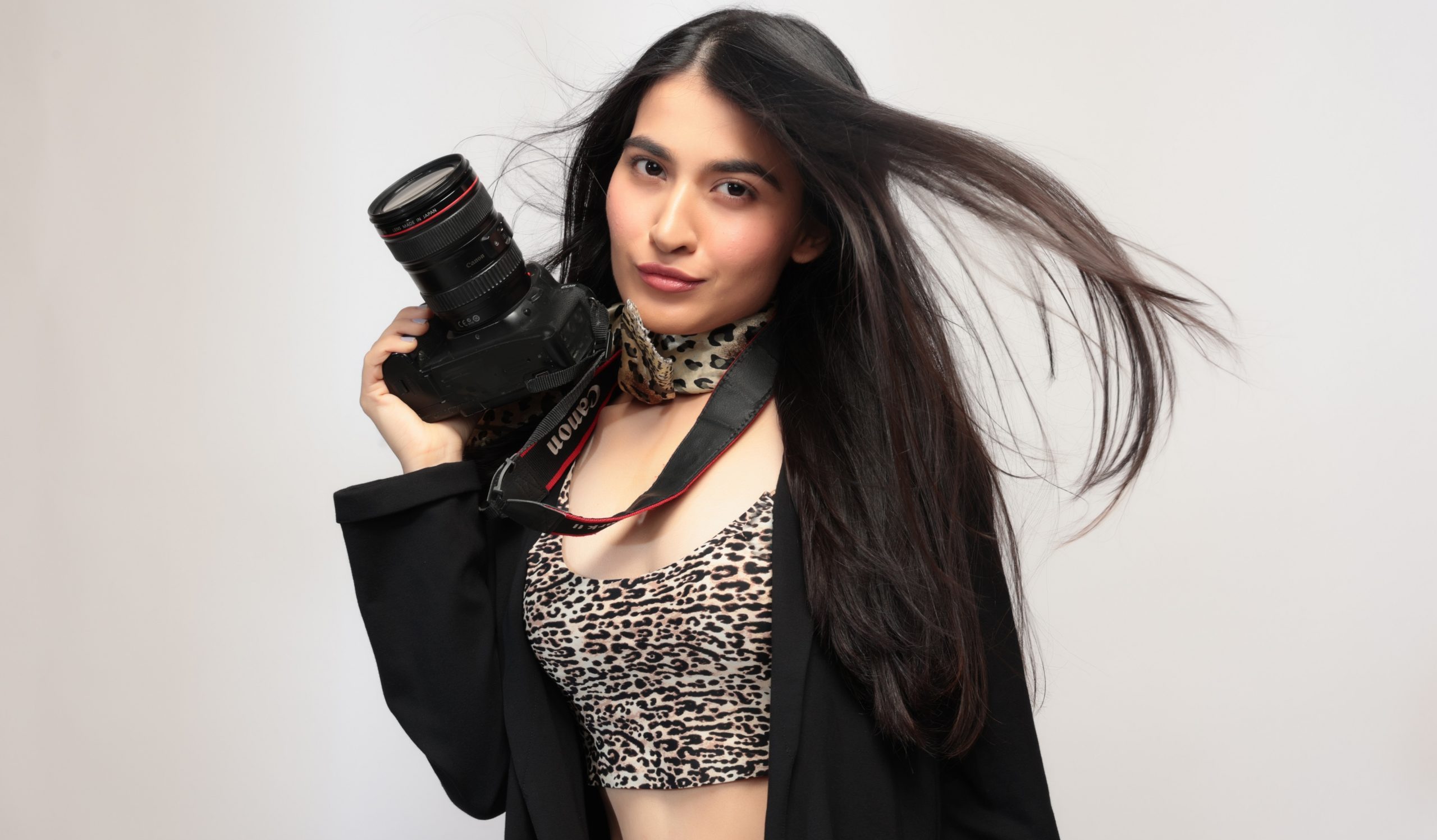 Those enthusiasts who are keen to learn the trending photography tips should follow Riya Bajaj’s YouTube channel!