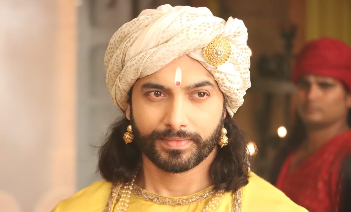 In ‘Vidrohi’, Baxi saves Kalyani and also takes care of her!