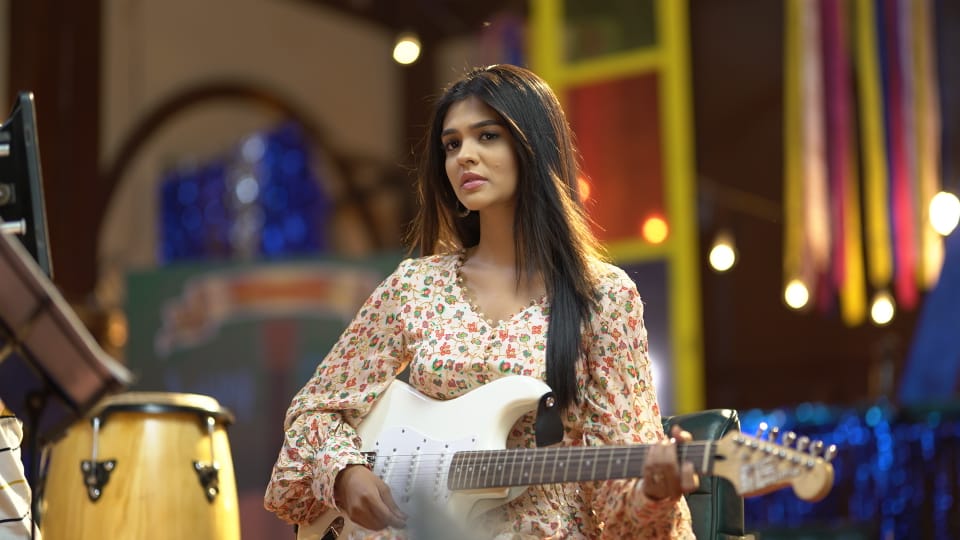 In ‘Yeh Rishta Kya Kehlata Hai’, Aarohi sees Abhimanyu talking to someone and asking about how her wrist is!