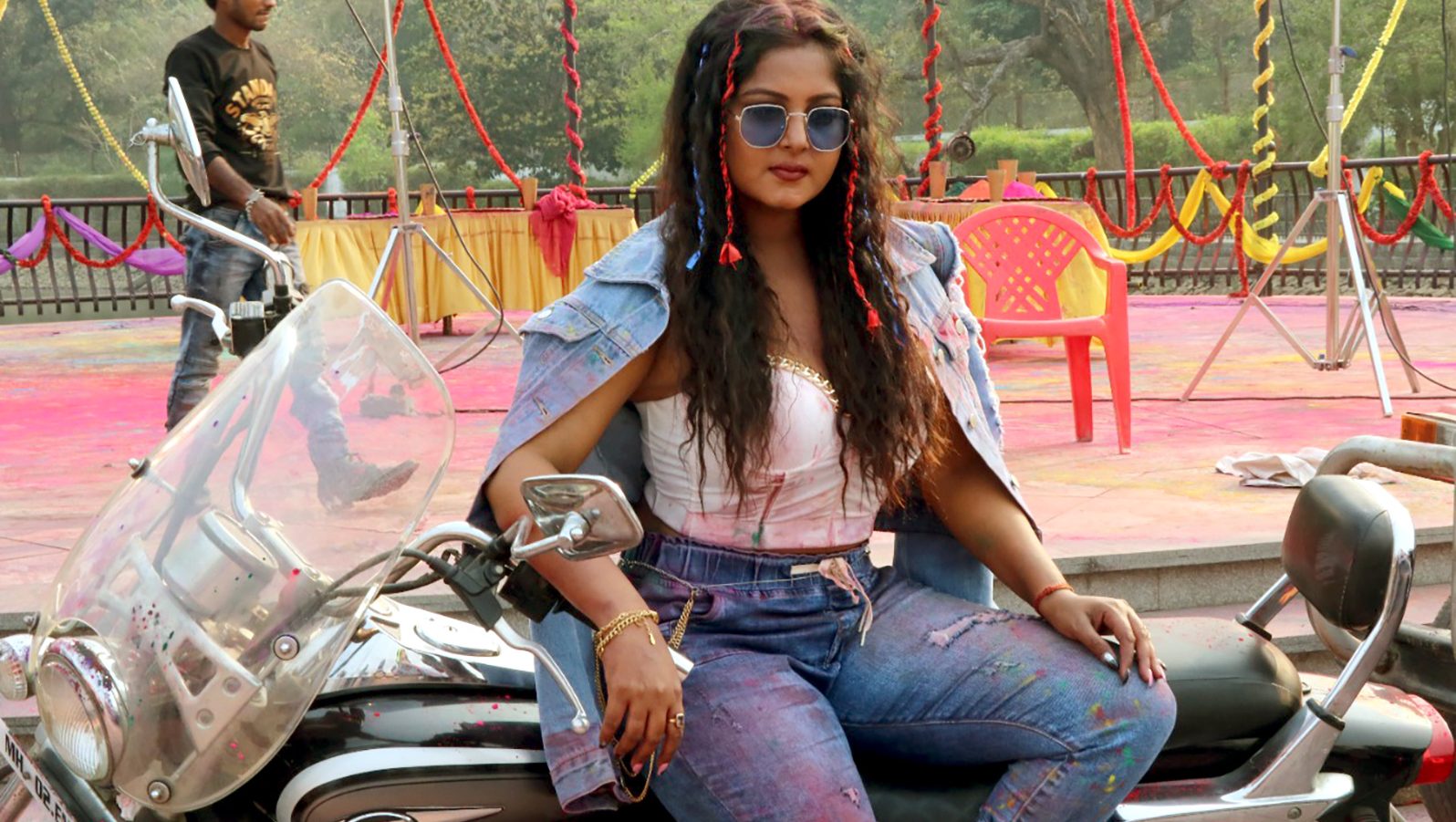 Bhojpuri actress Anjana Singh’s first music video ‘Mera Romantic Colour’!