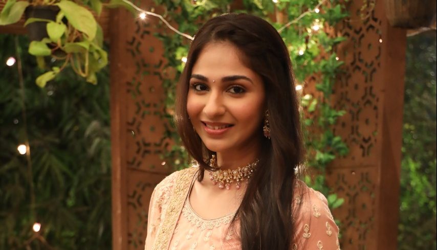 In ‘Mose Chhal Kiye Jaaye’, Soumya is delighted to receive her first pay and confused with Armaan’s behaviour!