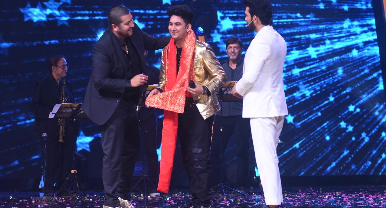 Bappa Lahiri gifts late Bappi Da’s scraf to IGT contestant Rishabh Chaturvedi!