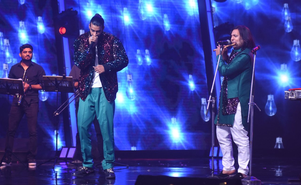 In IGT Malaika teaches contestant Manuraj yoga!