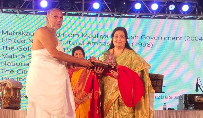 Padma Shri award recipient Dr Anuradha Paudwal was conferred Vidushi and Ashthan Gayanee title by Sringeri Math!