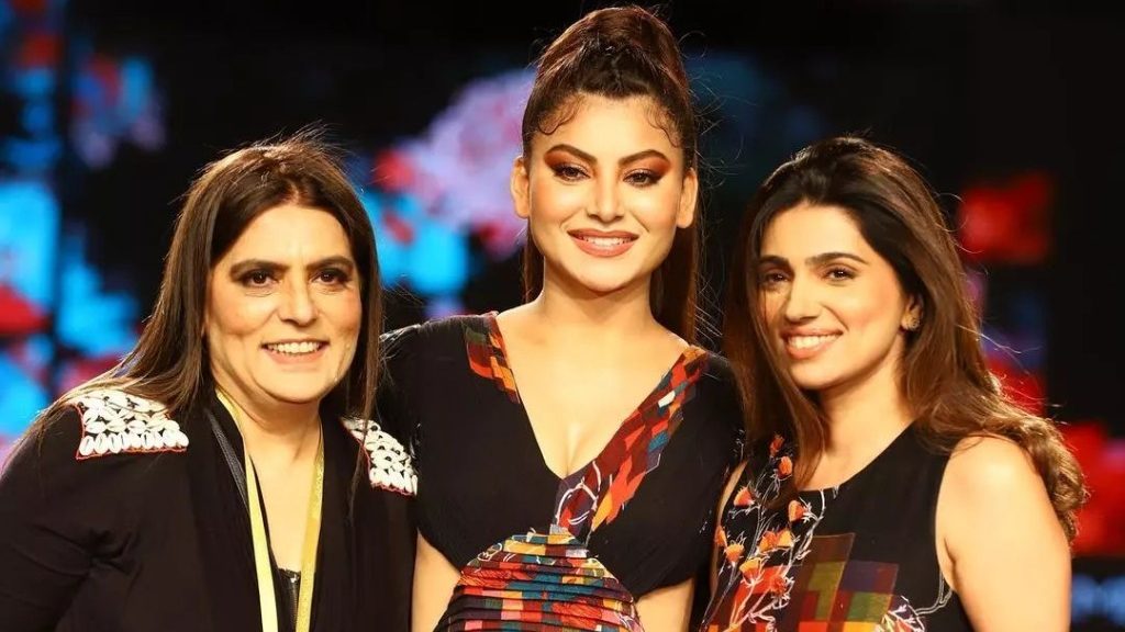Urvashi Rautela sets the ramp on fire at the FDCI Lakme Fashion Week!