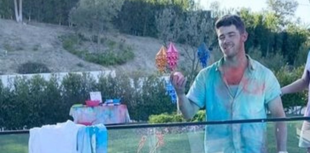 International icon Priyanka Chopra Jonas shows us what desi girls are made of; never fails to celebrate India no matter where she is!