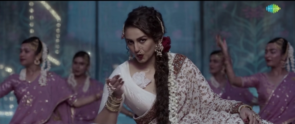 Huma Qureshi praised for her graceful moves, netizens call her a ‘surprise package’!