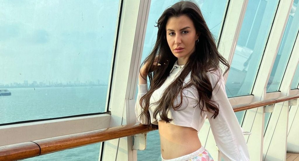 Giorgia Andriani enjoyed her weekend trip to goa via cruise, posts gorgeous pictures!
