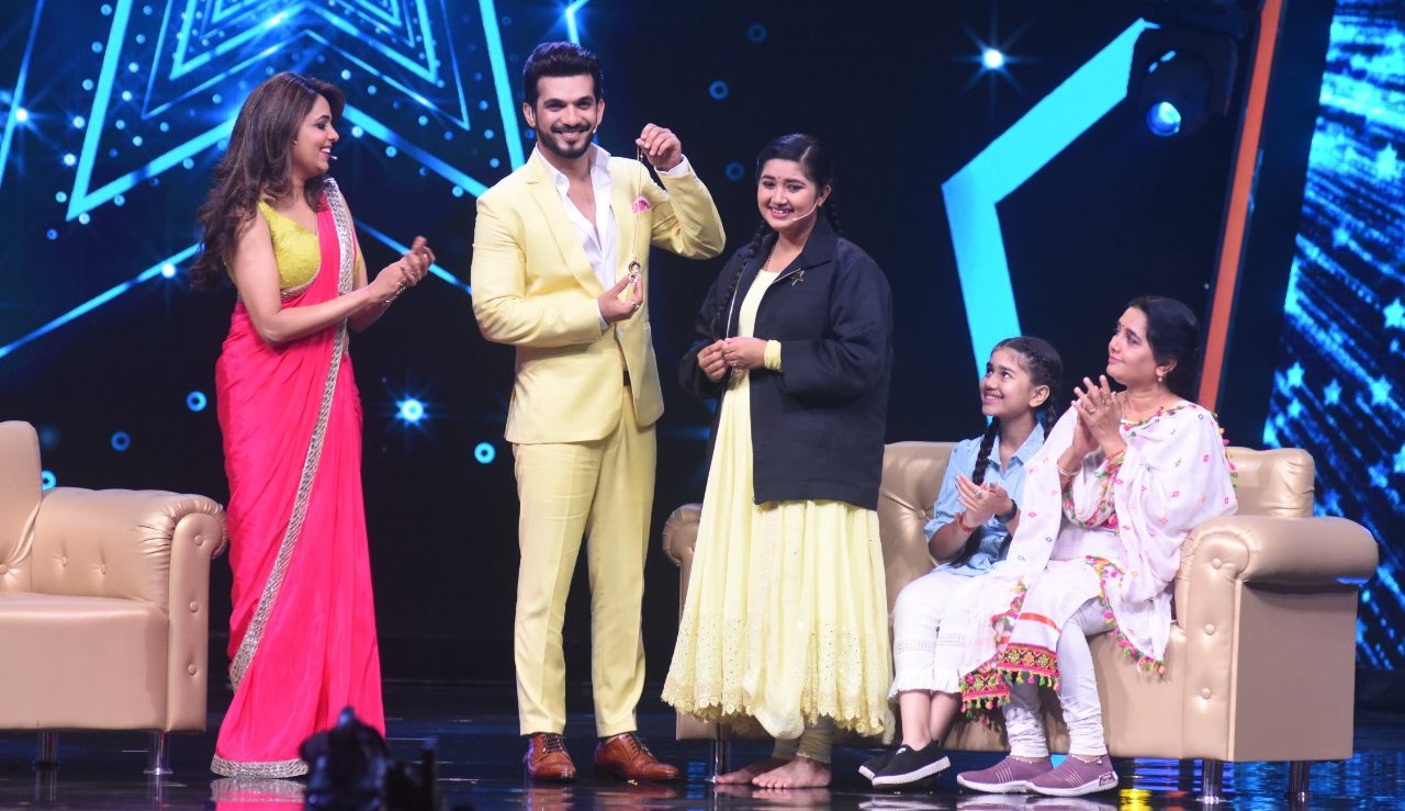 IGT host Arjun Bijalani gifts Ishita Vishwakarma a gold chain!