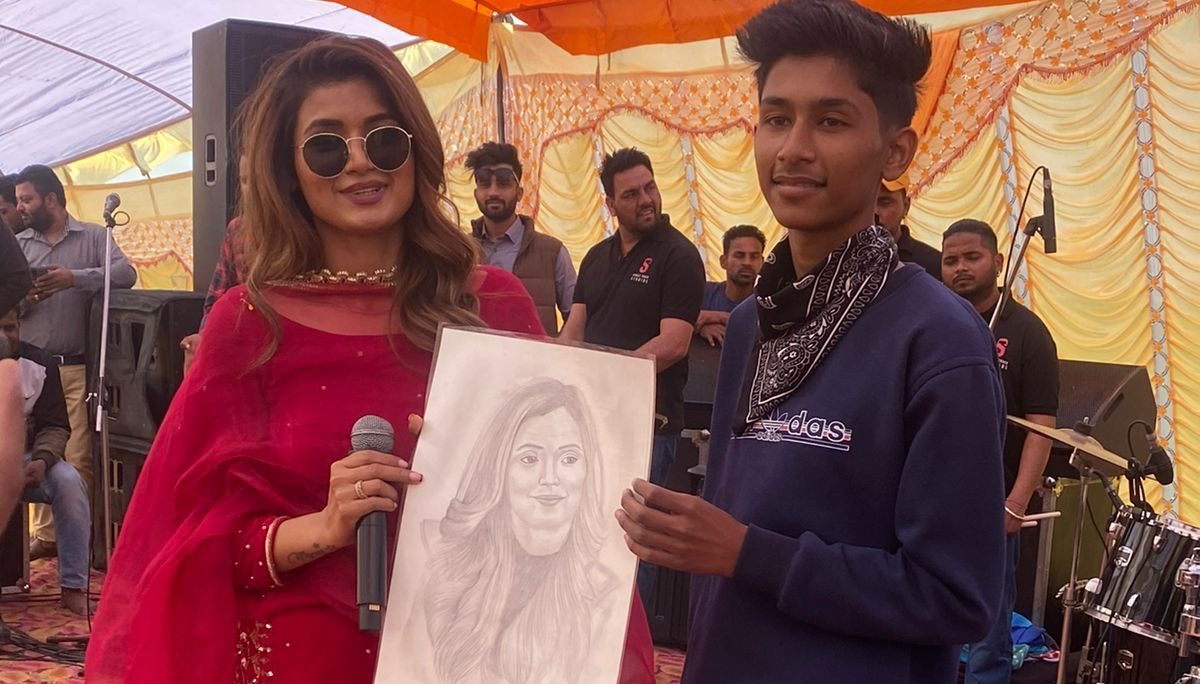 Punjabi singer Shipra Goyal was gifted with a sketch by her fan in a live show!