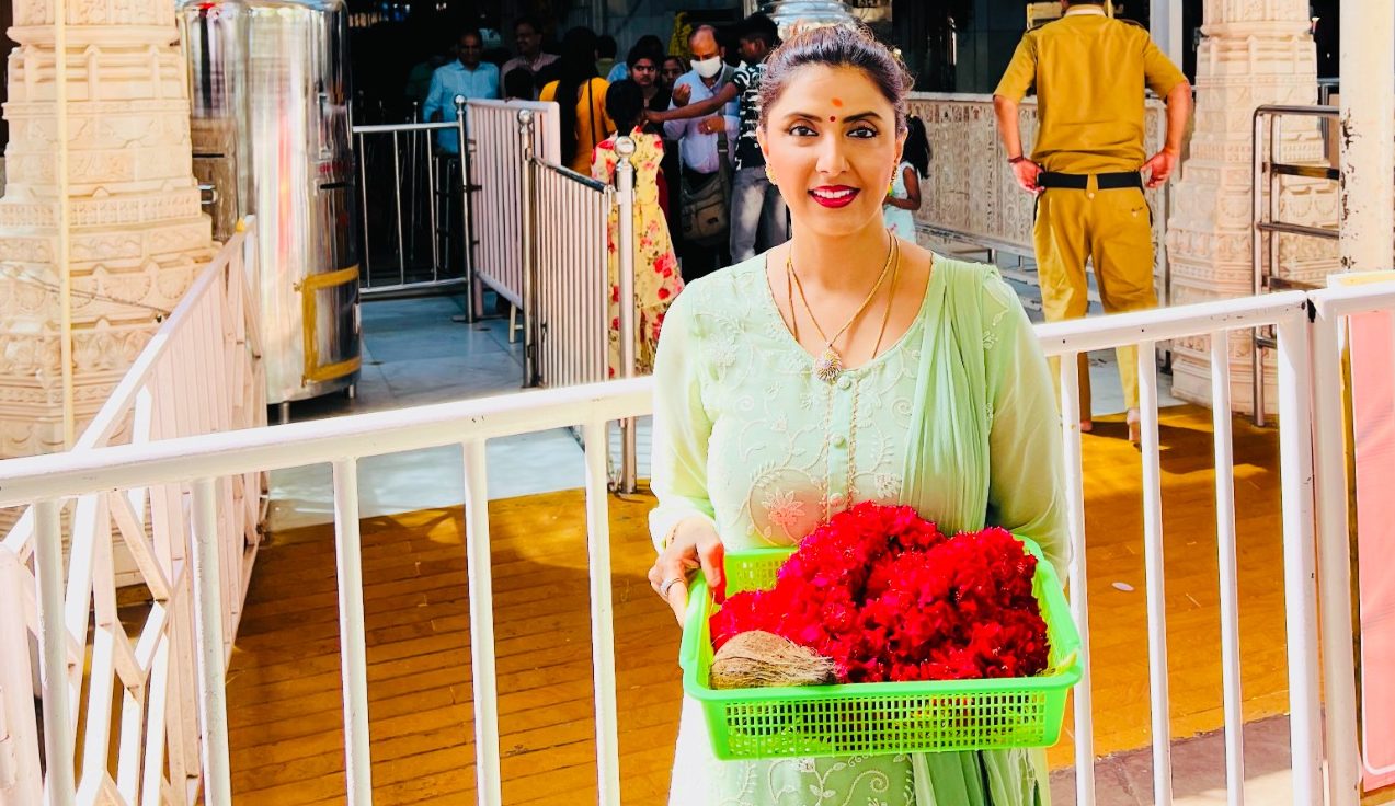 Birthday girl Jyoti Saxena visits  Siddhvinayak Temple and seek blessings from Bappa!
