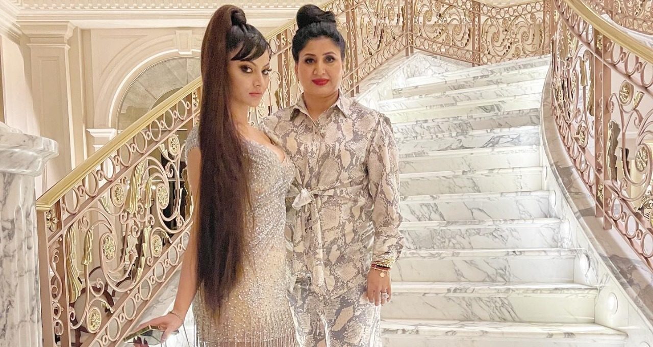 Netizens ask Urvashi Rautela whether Meera Rautela is her mother or sister?