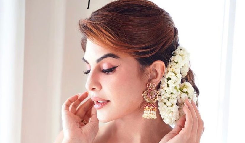 Jacqueline Fernandez looks absolutely gorgeous in a saree, and asks fans if they have heard her latest song RaRaRakkamma!