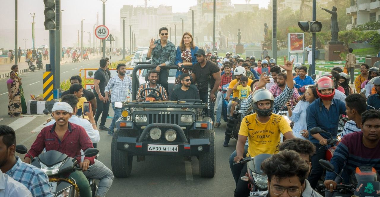 Adivi Sesh experiences crazy fandom in Vizag while promoting ‘Major’!