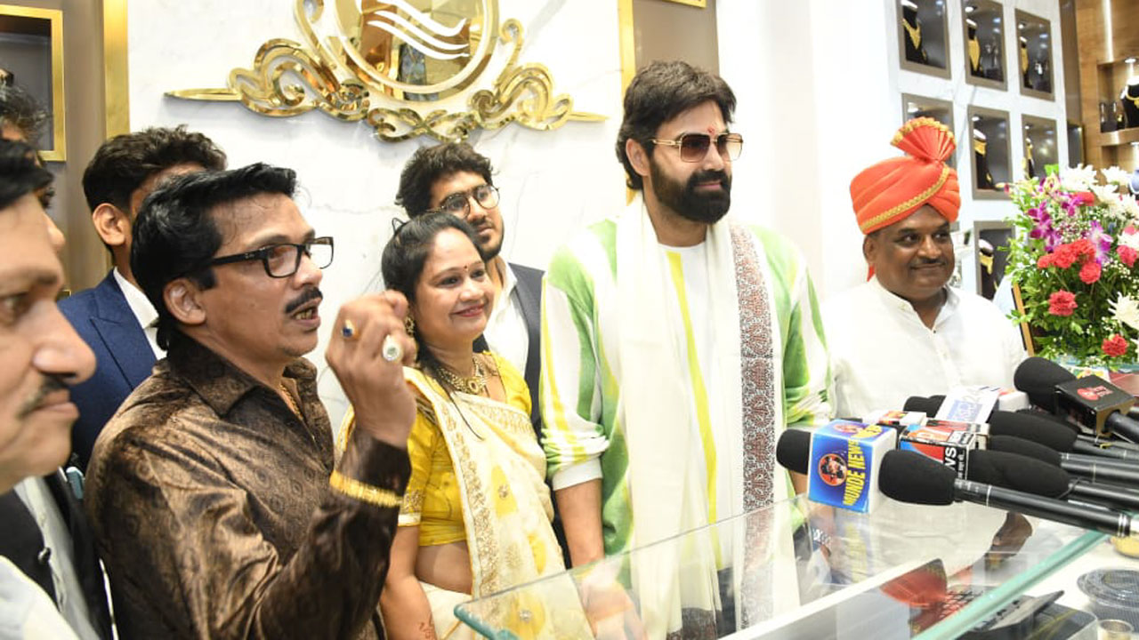 On Akshay Tritiya, Radhika Jewellers inaugurated by bizman Ronnie Rodrigues and actor-director Sujoy Mukhejee!