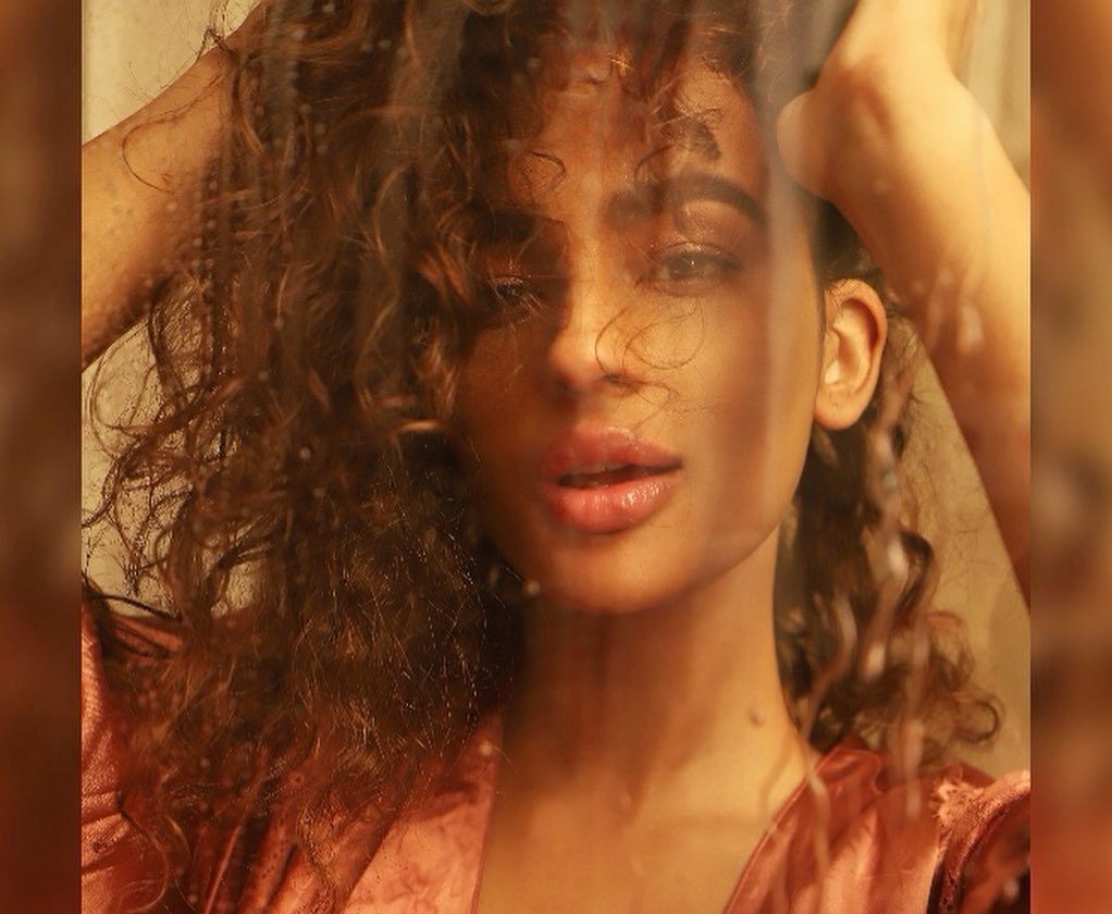 Seerat Kapoor posts drool worthy sultry pictures!