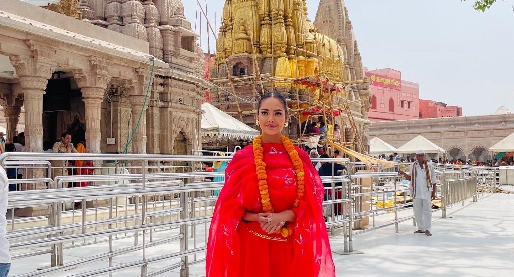 Ashram 3 actress Esha Gupta set to visit Kashi Vishwanath Temple!