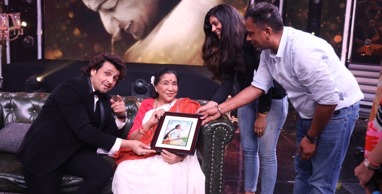 Asha Bhosle makes her presence felt, as she pays a melodious tribute to her elder sister Lata Mangeshkar!