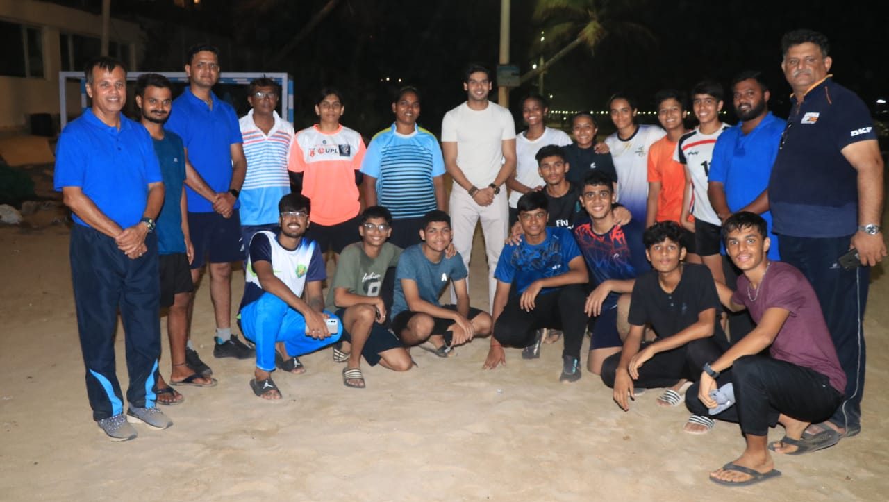 Former handball player Abhimanyu Dassani meets the Indian handball team!