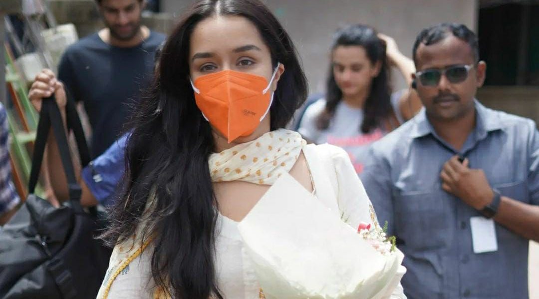 Shraddha Kapoor gets greeted by flowers from fans as she heads for a shoot!