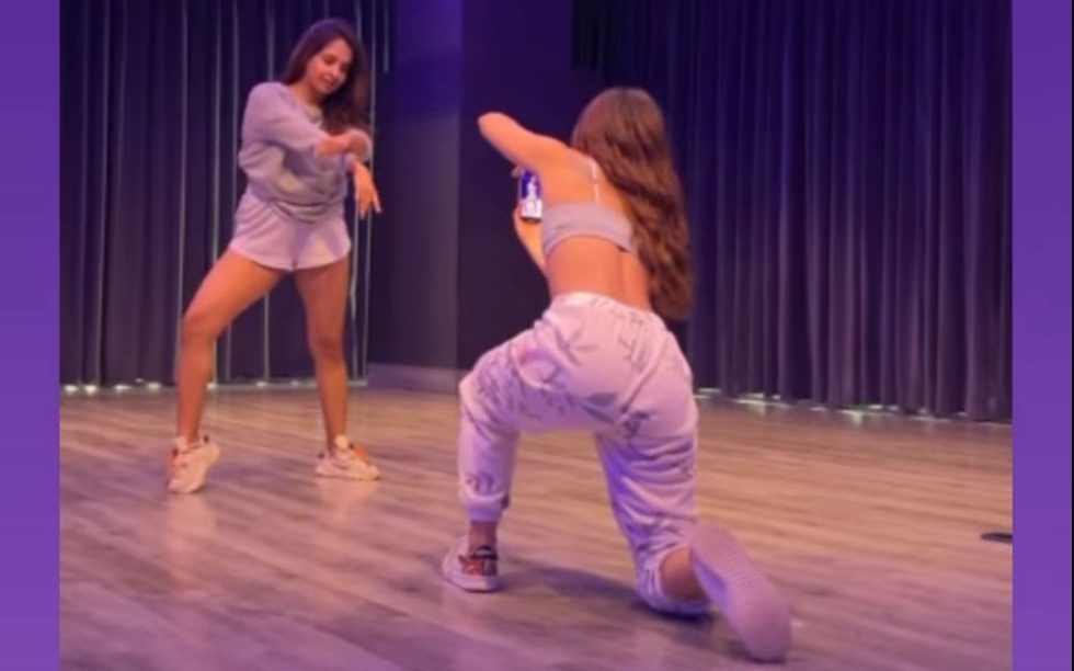 Once again Kriti Sanon grooves in a vanity van, this time on Jackky Bhagnani’s ‘Mashooka’!