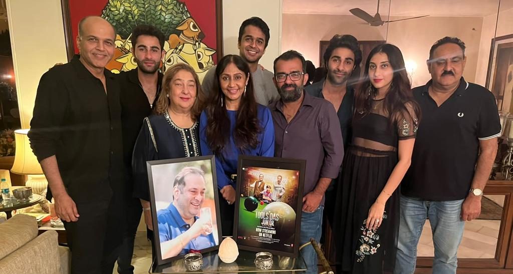 Toolsidas Junior team including the ‘Gowarikars’ celebrate late actor Rajiv Kapoor’s 60 the Birthday!