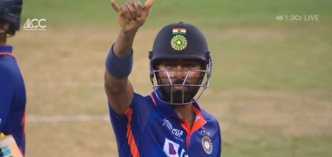 Cricketer Hardik Pandya celebrates on the ground with Kartik Aaryan’s Bhool Bhulaiyaa 2 signature step!