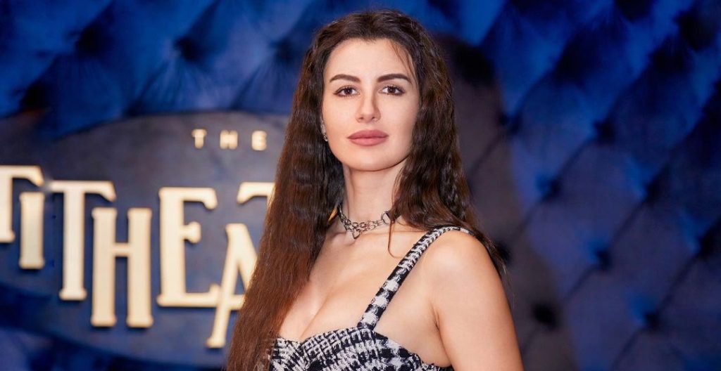 In a bodycon dress with a plunging neckline, Giorgia Andriani looks sensuous and sexy!