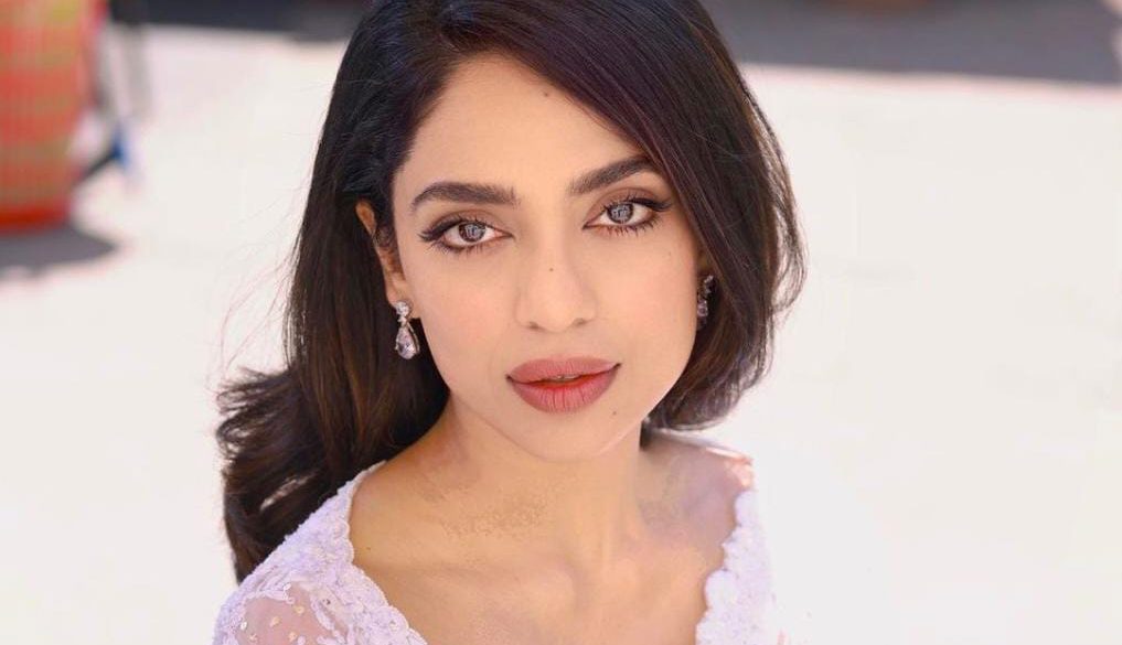 Sobhita Dhulipala looks beautiful in a pink saree at the promotions of Ponniyin Selvan: I!