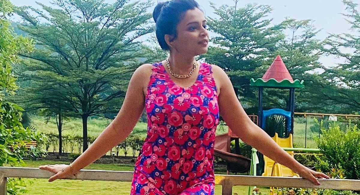 Shreya Kulkarni looks hot and sexy in a swimming costume, shoots non-stop for 5-6 long hours in the pool!