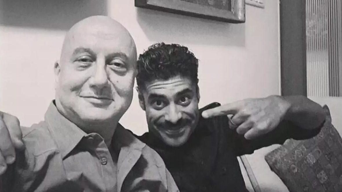 Get to know Sikandar Kher, a person and an actor!