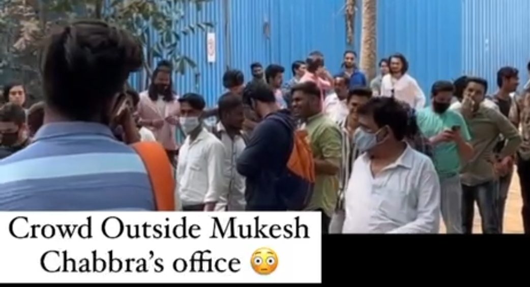 A massive crowd of acting aspirants gathered around Mukesh Chhabra’s office!