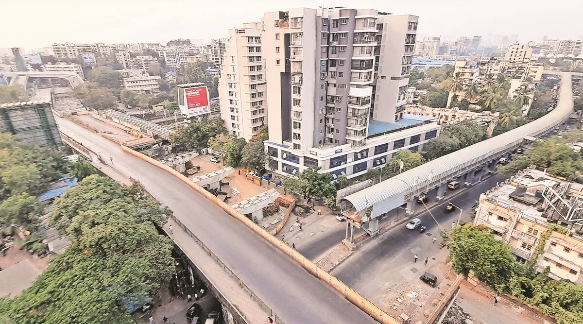 The new Elphinstone bridge was built by Army's Bombay Sappers. The 73.1 m long and 3.65 m wide bridge was built in just 117 days, at a cost of ₹ 10.44 Crore approx.