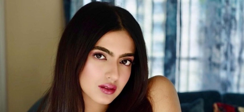 Kashika Kapoor has the crowd enamored and drooling over her seductive charm and hotness!