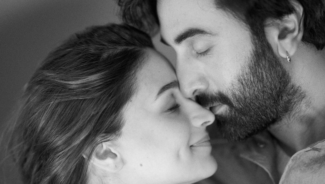 Alia Bhatt and Ranbir Kapoor become proud parents of a cute girl!