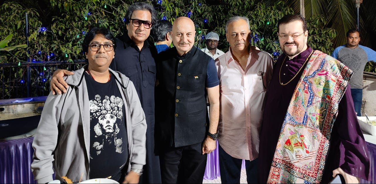 ‘Aapki Uunchai hi aapke jeevan ka Saaransh hai’, says Anup Jalota to Anupam Kher!