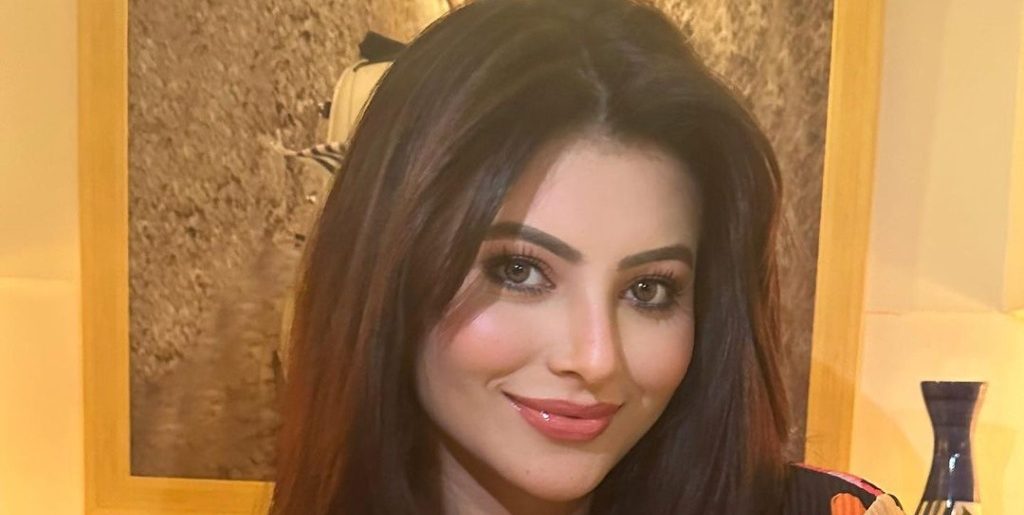 Urvashi Rautela enjoys a strawberry shake while celebrating her 60m+ Insta followers!