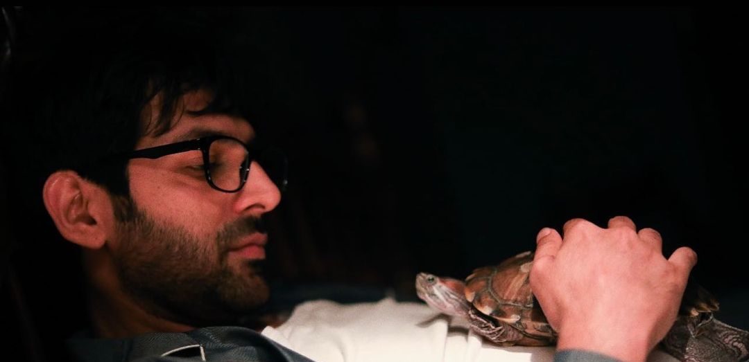 Review : Superlative performance by Kartik Aaryan in and as Freddy!