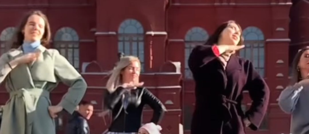 Russian family dances on famous Saami Saami song from ‘Pushpa: The Rise’!