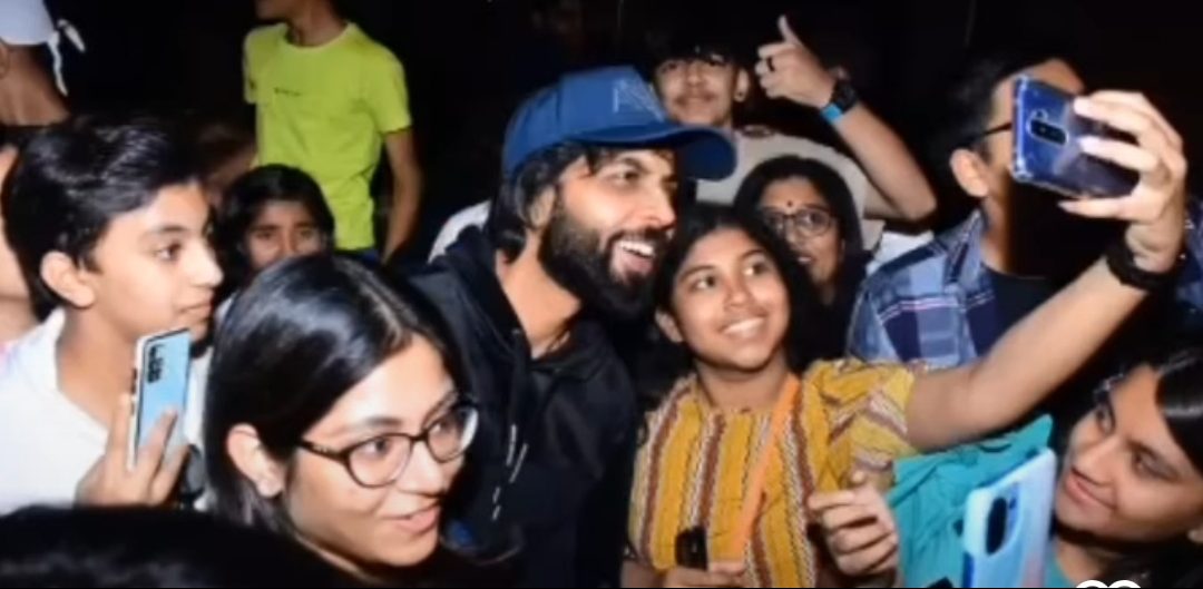 ‘Bhediya’ actor Abhishek Banerjee cherishes fan moments with the kids!
