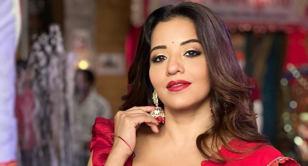 Sensuous Monalisa creates the best version of hot Divya Agarwal’s ‘Resham Ka Rumaal’!