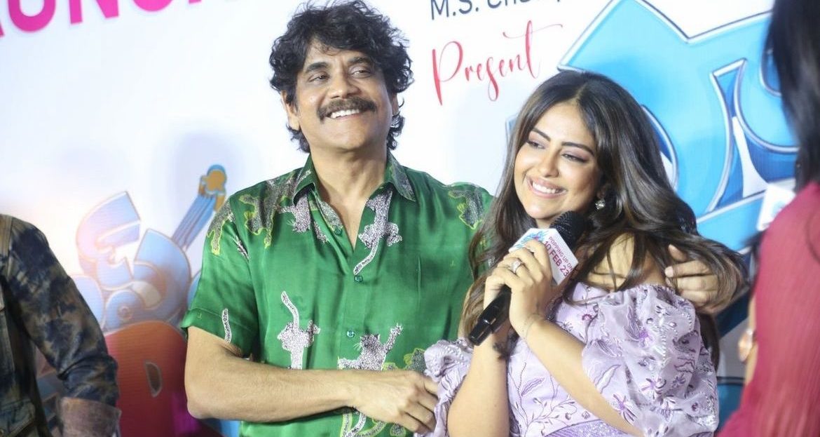 It’s a fan-girl moment for a “Popcorn” girl Avika Gor as Nagarjuna attends the launch event!