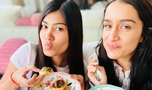 Shraddha Kapoor with family, “Foodies united! 😁🐿️🧡”!